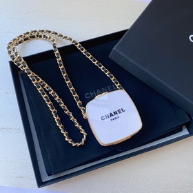Насыщенный цвет жемчуга Chanel в сочетании с плетеной кожей и лог