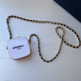Насыщенный цвет жемчуга Chanel в сочетании с плетеной кожей и лог