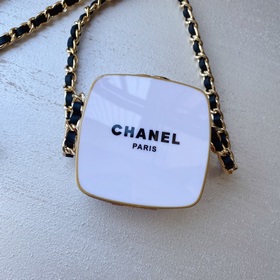 Насыщенный цвет жемчуга Chanel в сочетании с плетеной кожей и лог