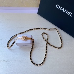 Насыщенный цвет жемчуга Chanel в сочетании с плетеной кожей и лог