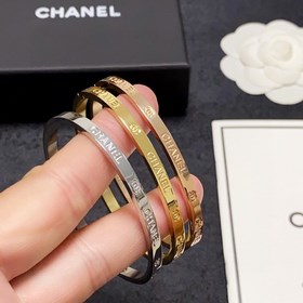 Chanel Новый браслет Chanel с узкими гравированными буквами, оче