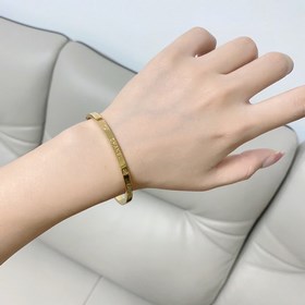 Chanel Новый браслет Chanel с узкими гравированными буквами, оче