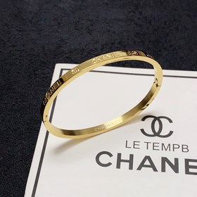 Chanel Новый браслет Chanel с узкими гравированными буквами, оче