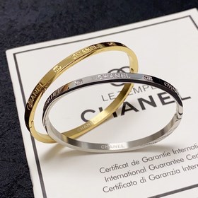 Chanel Новый браслет Chanel с узкими гравированными буквами, оче