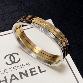 Chanel Новый браслет Chanel с узкими гравированными буквами, оче