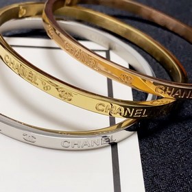 Chanel Новый браслет Chanel с узкими гравированными буквами, оче