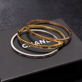 Chanel Новый браслет Chanel с узкими гравированными буквами, оче