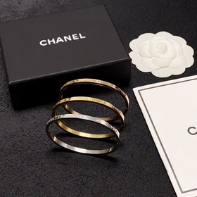 Chanel Новый браслет Chanel с узкими гравированными буквами, оче
