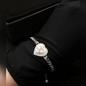 Новейшая модель браслета-колье Chanel Heart Peach от Chanel. Очен