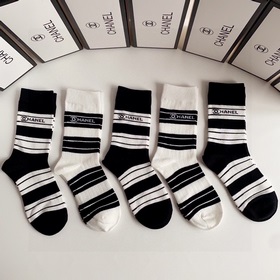 В комплекте Новые классические носки средней длины от Chanel! Пят