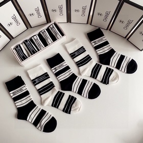 В комплекте Новые классические носки средней длины от Chanel! Пят
