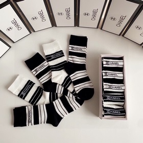 В комплекте Новые классические носки средней длины от Chanel! Пят
