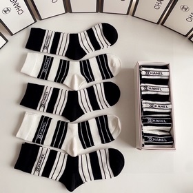 В комплекте Новые классические носки средней длины от Chanel! Пят