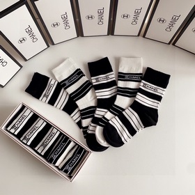 В комплекте Новые классические носки средней длины от Chanel! Пят
