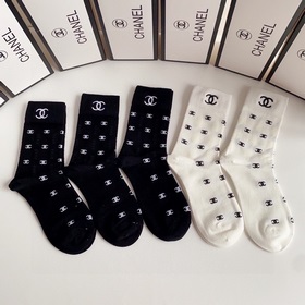 В комплекте Новые классические носки средней длины от Chanel! Пят