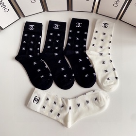 В комплекте Новые классические носки средней длины от Chanel! Пят