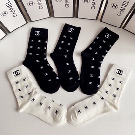 В комплекте Новые классические носки средней длины от Chanel! Пят