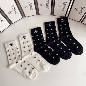 В комплекте Новые классические носки средней длины от Chanel! Пят