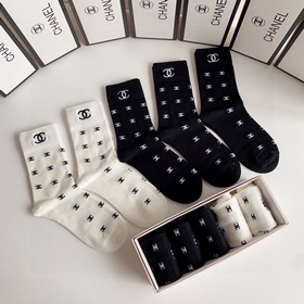 В комплекте Новые классические носки средней длины от Chanel! Пят