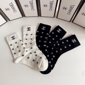 В комплекте Новые классические носки средней длины от Chanel! Пят