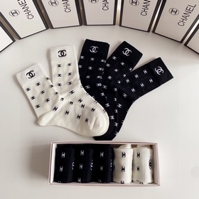 В комплекте Новые классические носки средней длины от Chanel! Пят