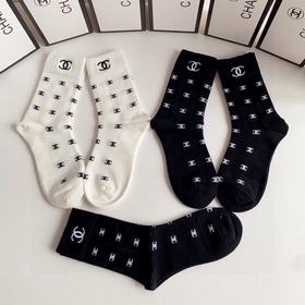В комплекте Новые классические носки средней длины от Chanel! Пят