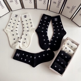 В комплекте Новые классические носки средней длины от Chanel! Пят