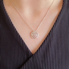 Материал V-Gold 8690180 Ожерелье Chanel с камелейкой Какая женщ