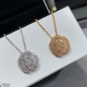 Материал V-Gold 8690180 Ожерелье Chanel с камелейкой Какая женщ
