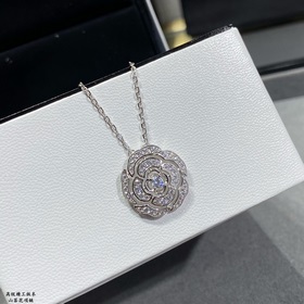 Материал V-Gold 8690180 Ожерелье Chanel с камелейкой Какая женщ