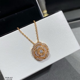 Материал V-Gold 8690180 Ожерелье Chanel с камелейкой Какая женщ