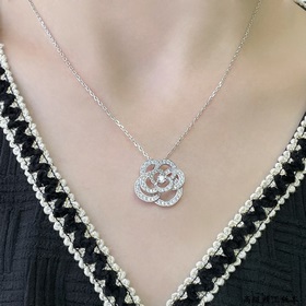 Материал V-Gold 8690190 Ожерелье Chanel с камелейкой. Какая женщи