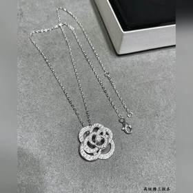Материал V-Gold 8690190 Ожерелье Chanel с камелейкой. Какая женщи