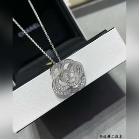 Материал V-Gold 8690190 Ожерелье Chanel с камелейкой. Какая женщи