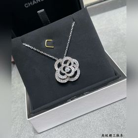 Материал V-Gold 8690190 Ожерелье Chanel с камелейкой. Какая женщи