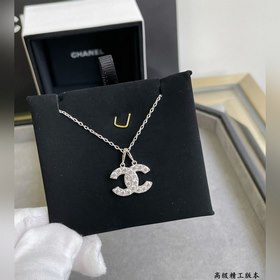 Классическое ожерелье Chanel с двойным C, популярная модель. Блес
