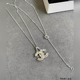 Классическое ожерелье Chanel с двойным C, популярная модель. Блес