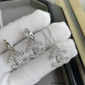 Классическое ожерелье Chanel с двойным C, популярная модель. Блес