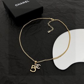 Chanel подержанное колье. Модели Chanel не нуждаются в представле