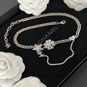 Chanel подержанное колье с буквами. Модели Chanel не нуждаются в 