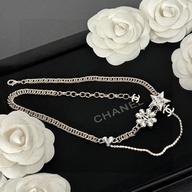 Chanel подержанное колье с буквами. Модели Chanel не нуждаются в 