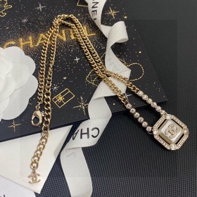 Ожерелье Chanel с квадратным кулоном с двойной буквой C и бриллиа