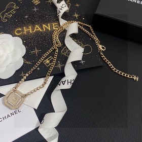 Ожерелье Chanel с квадратным кулоном с двойной буквой C и бриллиа
