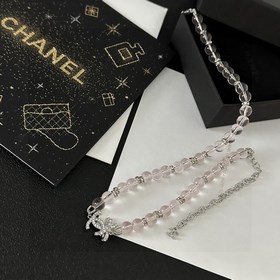 Chanel подержанное колье с буквами. Модели Chanel не нуждаются в 