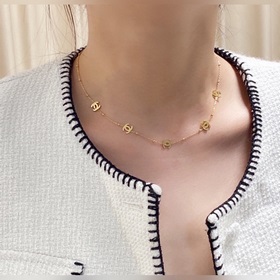 Новейшее изделие Chanel — массивное золотое колье с двойной букво