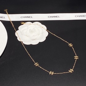 Новейшее изделие Chanel — массивное золотое колье с двойной букво