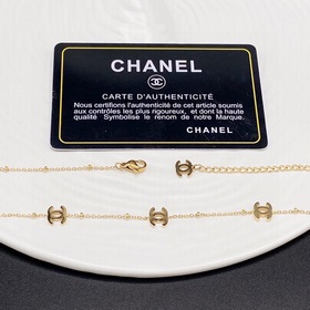 Новейшее изделие Chanel — массивное золотое колье с двойной букво