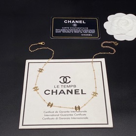 Новейшее изделие Chanel — массивное золотое колье с двойной букво