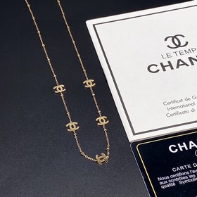 Новейшее изделие Chanel — массивное золотое колье с двойной букво