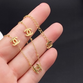 Новейшее изделие Chanel — массивное золотое колье с двойной букво